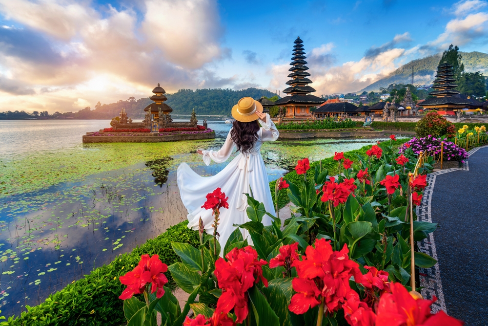 Tourist,Visiting,At,Pura,Ulun,Danu,Bratan,Temple,In,Bali,